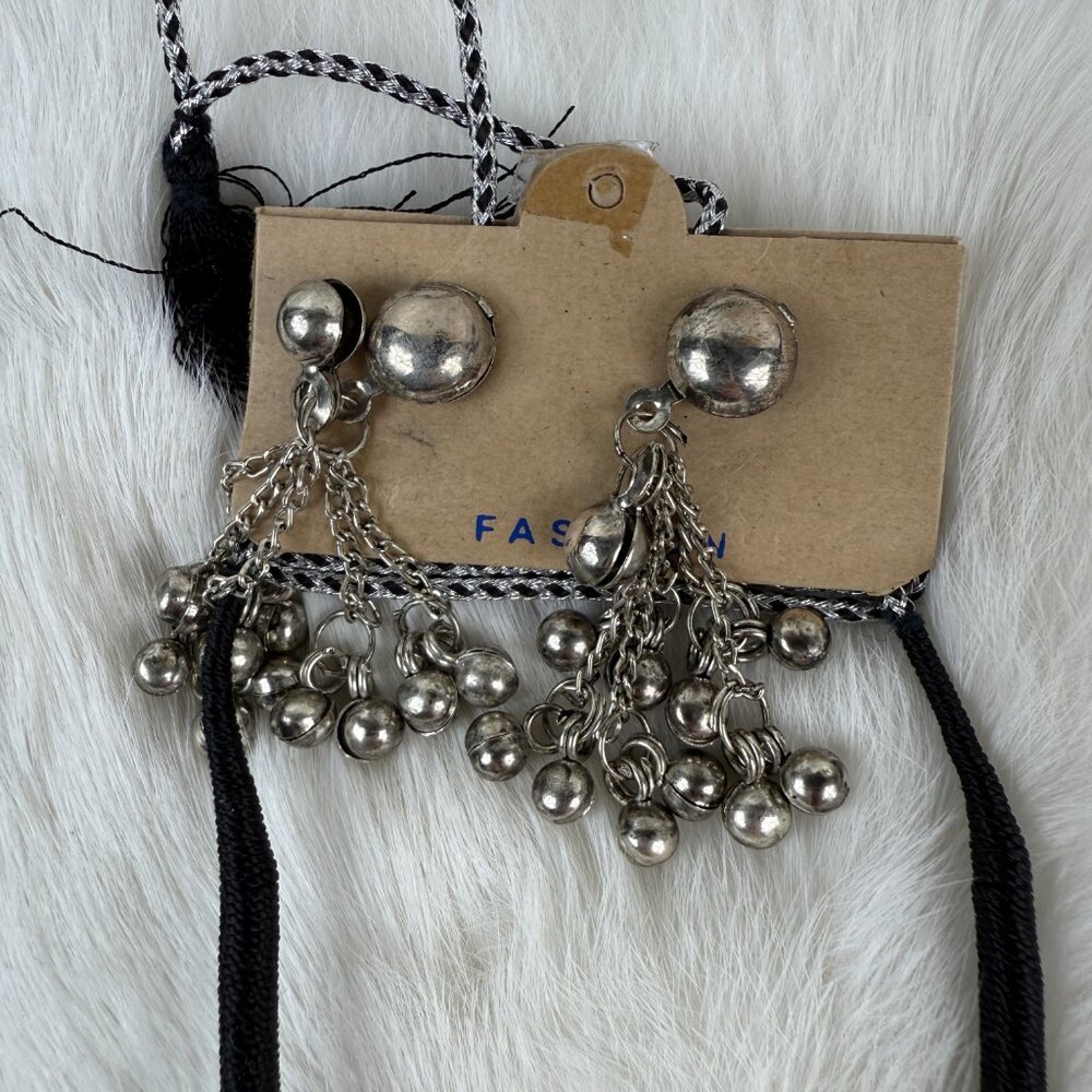 Set Black Seed Bead & Silver Tone Bell Jewelry Set Necklace & Earring - Picture 3 of 5